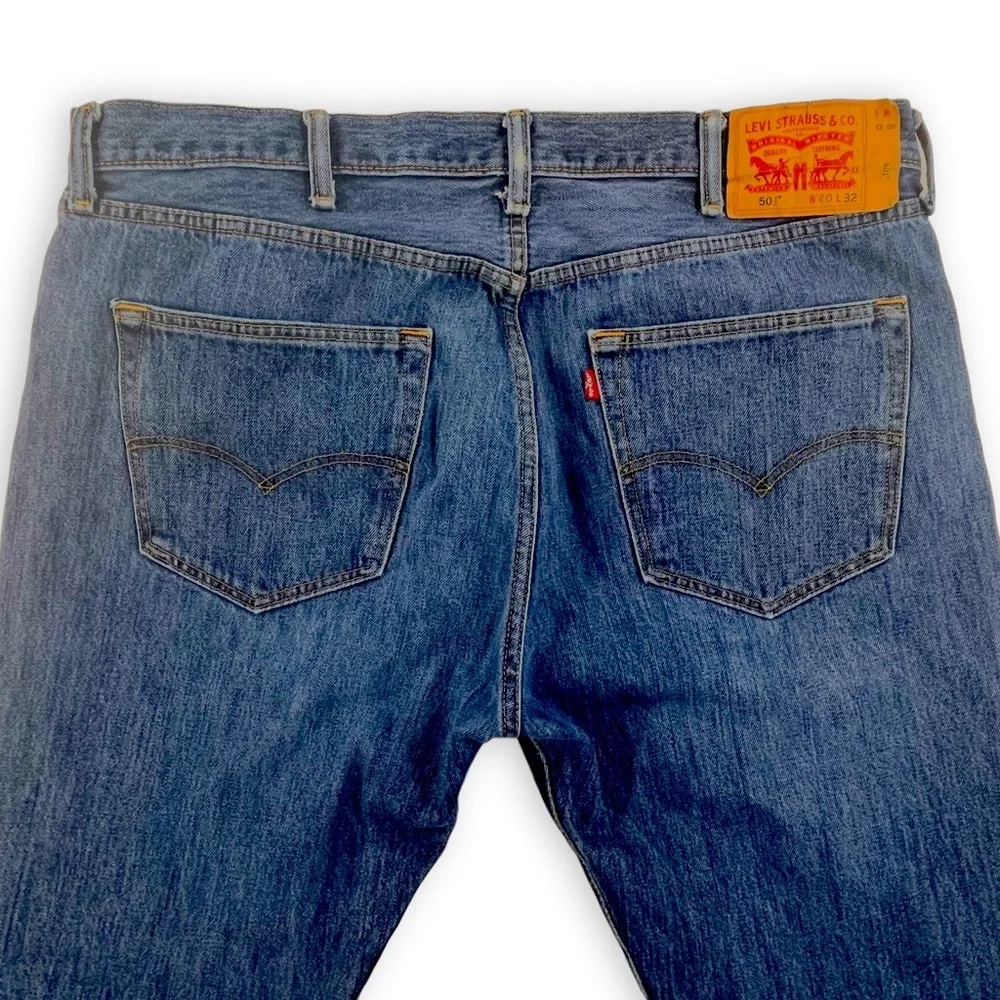 Levi’s 501 Mens Jeans Straight Leg Buttonfly Blue 6 Button size 40 10337